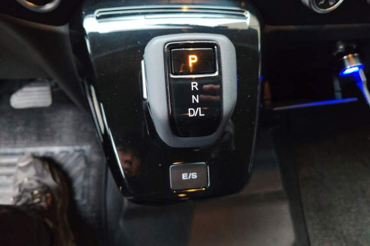 Used JMC Fushun 2023 2.0T Automatic Mid-Range Mid-Roof Commercial Multi-Purpose 6-Seater Passenger Vehicle
