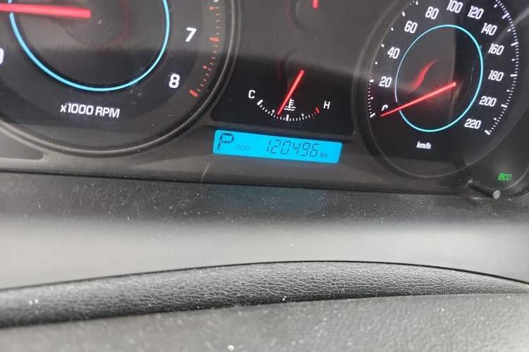 Used Chevrolet Captiva 2014 2.4L 4x4 Flagship Edition 7 Seats Odometer Close Up