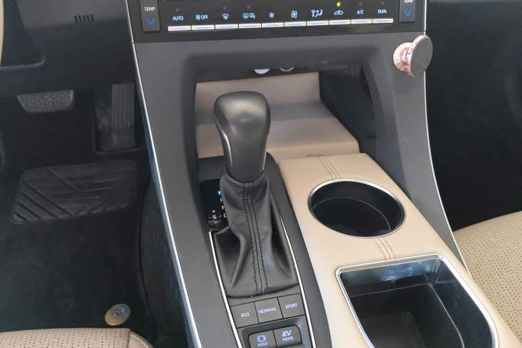 Used Toyota Avalon 2019 Dual-Engine 2.5L XLE Prestige Version China VI Standard