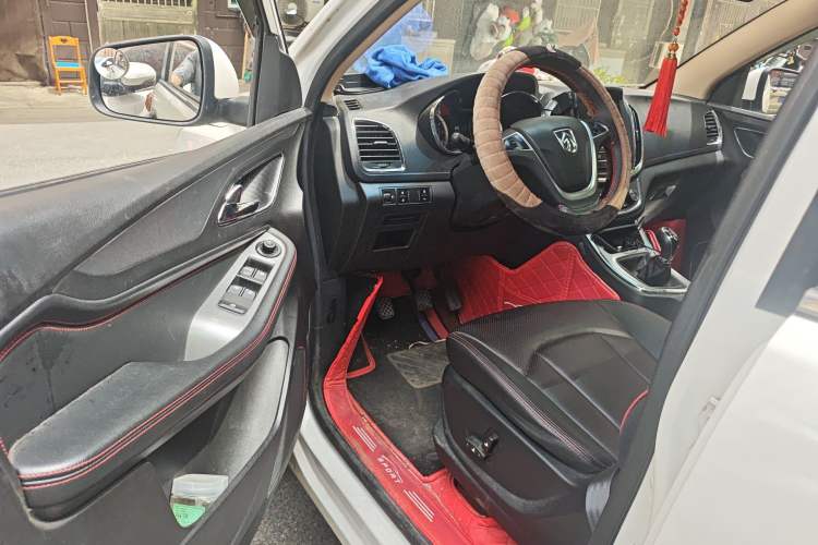 Used Baojun 560 2015 1.8L manual luxury version Driver Seat