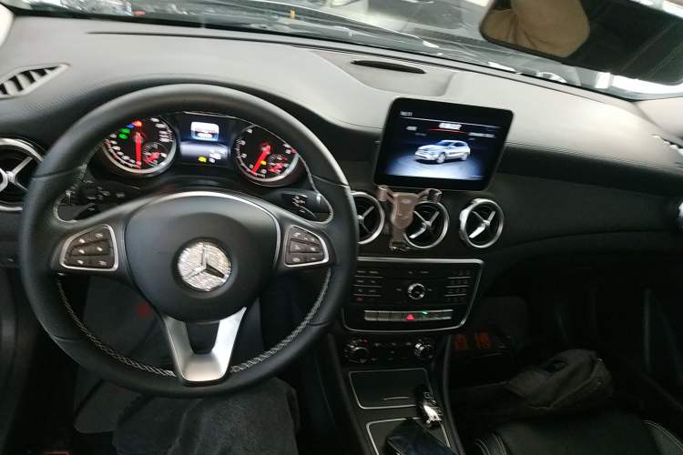 Used Mercedes-Benz GLA 2017 GLA 200 Fashion Model Center Console