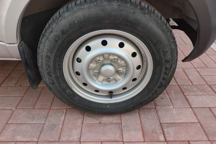 Used Wuling Rongguang Small Truck 2019 1.5L Base Version Double-Cab Euro VI L3C Right Front Wheel Hub