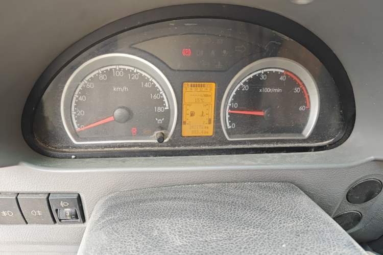 Used Dongfeng Yufeng 2014 2.5T YuliBao Logistics Vehicle Low-Trim Version with Short Wheelbase and Mid-Roof Design – ZD25 Odometer Close Up