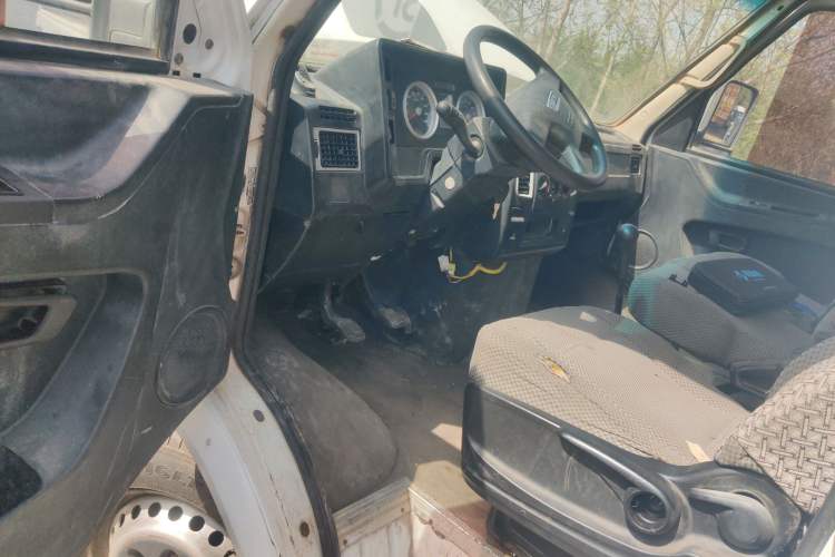 Used Iveco Daily 2020 2.5T A35 Passenger Van Single-Tire Mid-Roof Design 5-9 Seater with Sliding Side Door Meeting China VI Emission Standards
