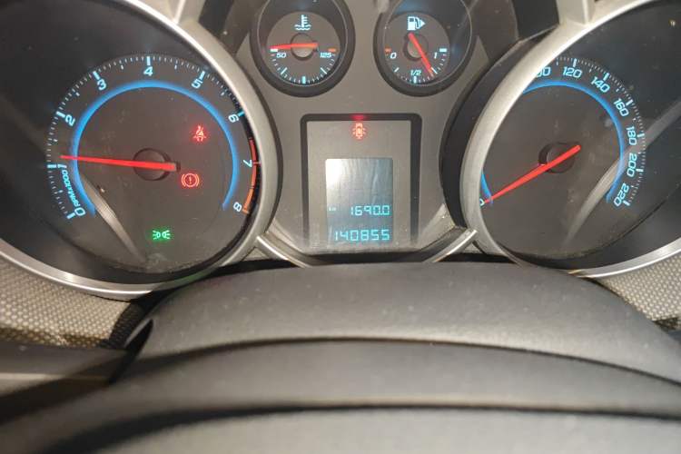 Used Chevrolet Cruze 2013 1.6L SE MT Odometer Close Up