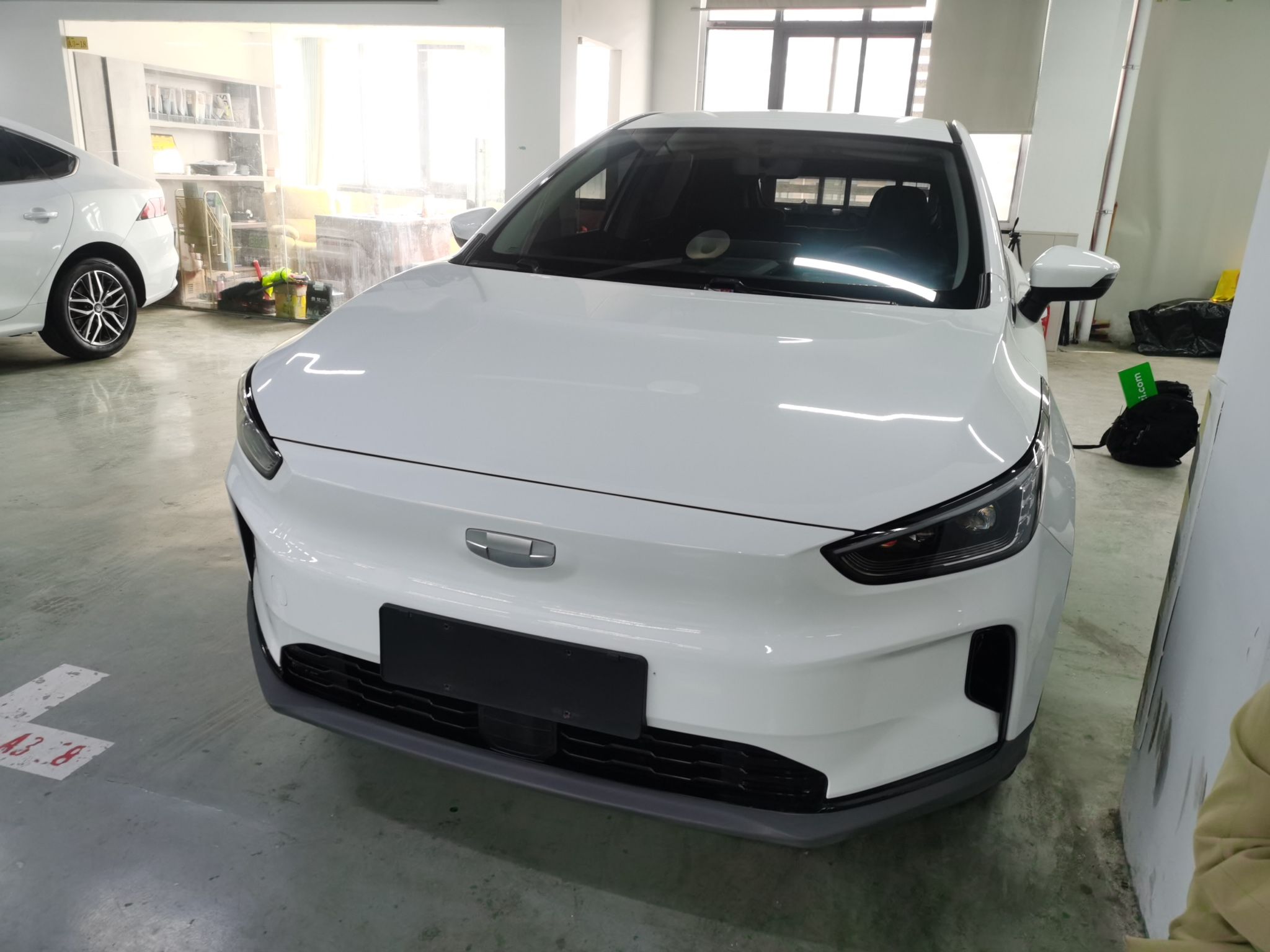 Под передней частью автомобиля