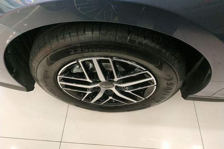 Used BYD Seal 05 DM-i 2025 DM-i Intelligent Drive 120KM Flagship Model Left Front Wheel Hub