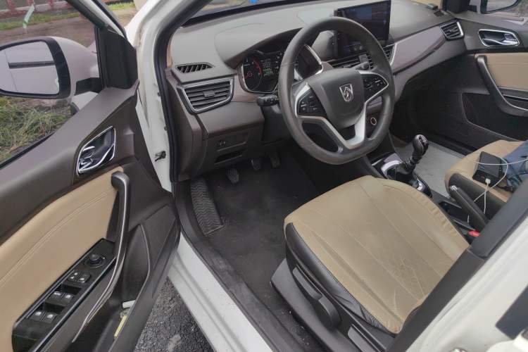 Used Baojun 310W 2017 1.5L Manual Fashion Model China V Driver Seat