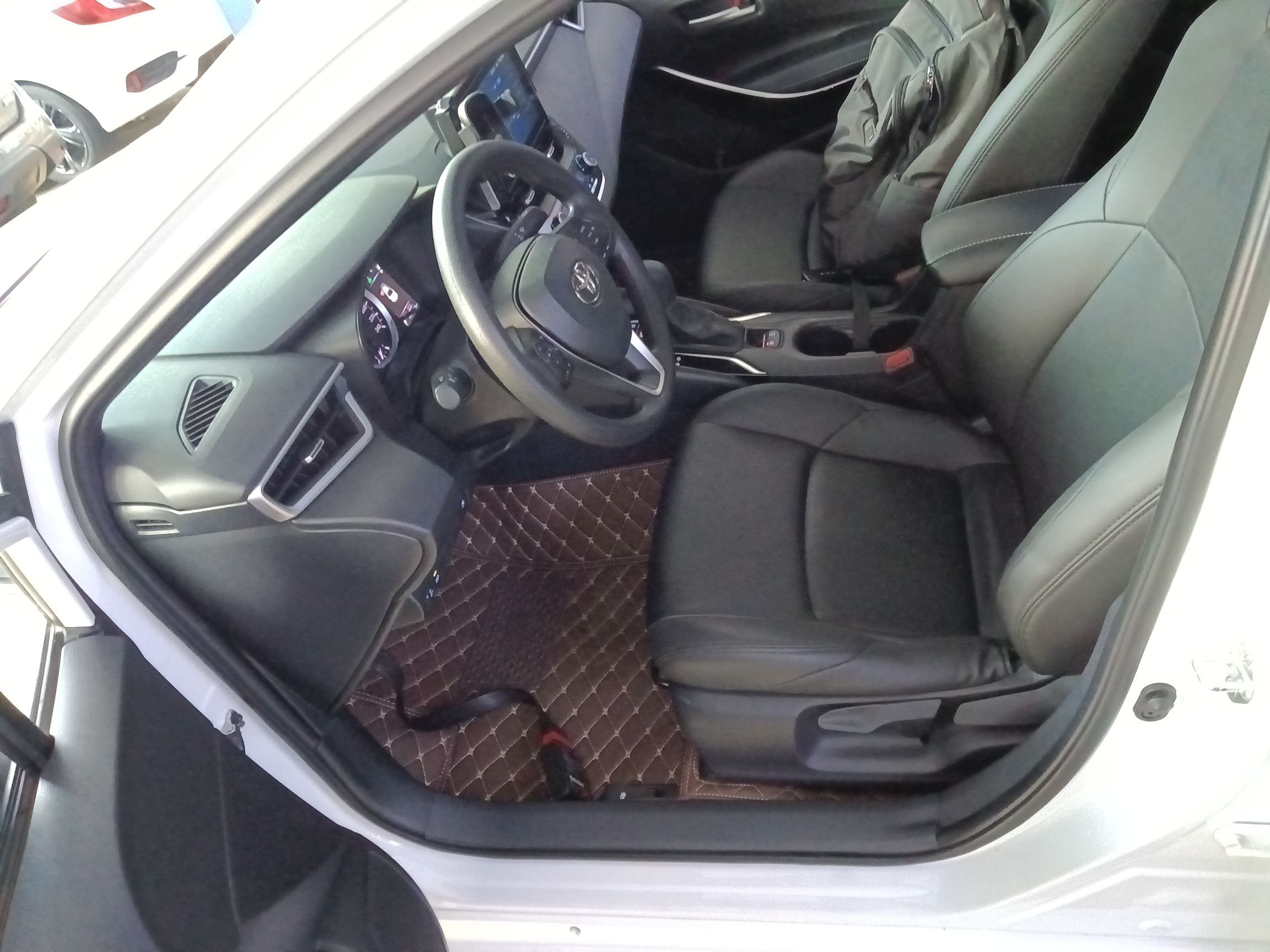 المقاعد الأمامية داخل السيارة