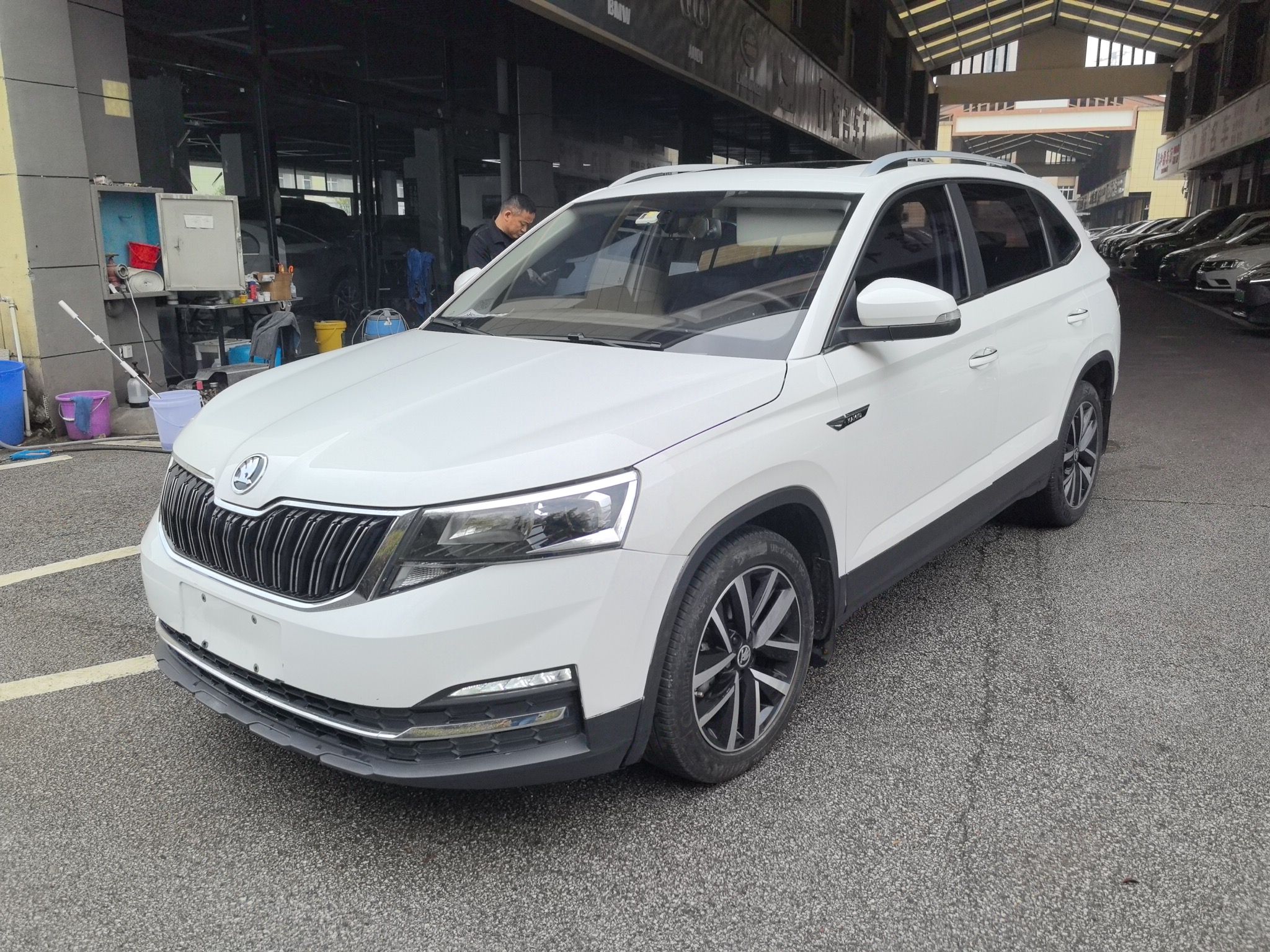 Под передней частью автомобиля