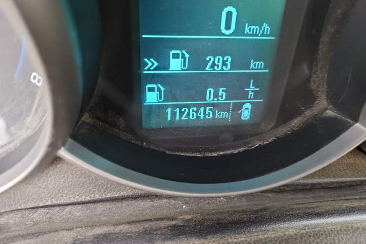 Used Chevrolet Cruze 2015 1.5L Classic SL MT Odometer Close Up