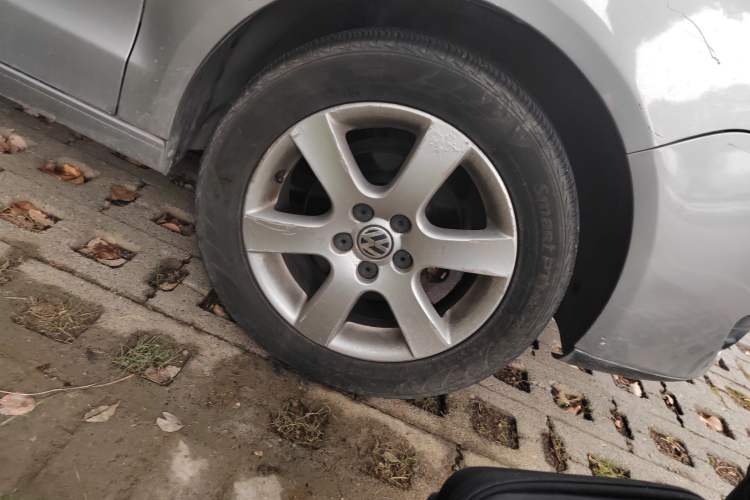 Used Volkswagen Polo 2009 Jingqu 1.6L Automatic Elegant Edition Right Front Wheel Hub