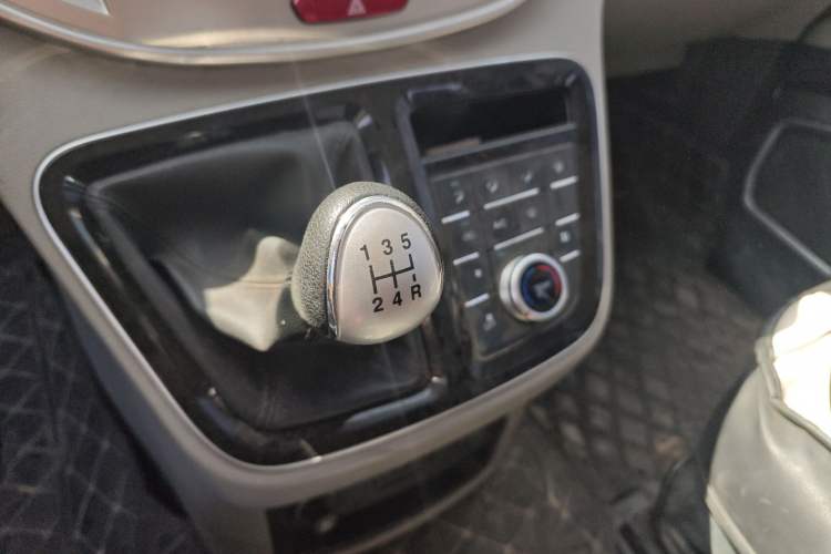 Used JAC Refine M4 2017 2.0T Manual Comfort Version
