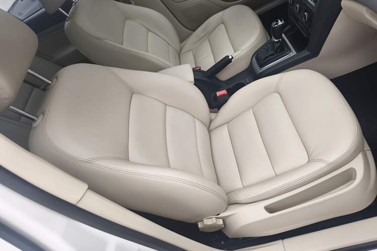 Used Skoda Octavia 2015 Classic Model 1.6L Automatic Yijie Version Right Front Seat