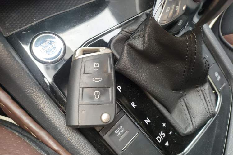 Used Volkswagen Tiguan L 2019 330TSI Automatic Two-Wheel Drive Smart Luxury Version China V Emission Standard
