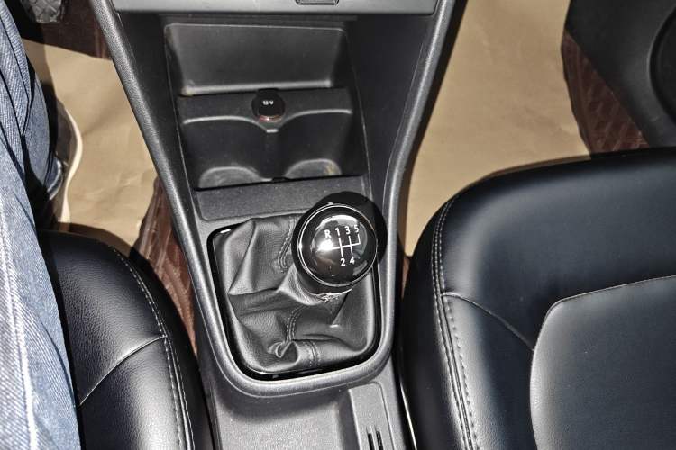 Used Volkswagen Jetta 2015 Zhuihui Edition 1.4L Manual Fashion Model Gear Lever