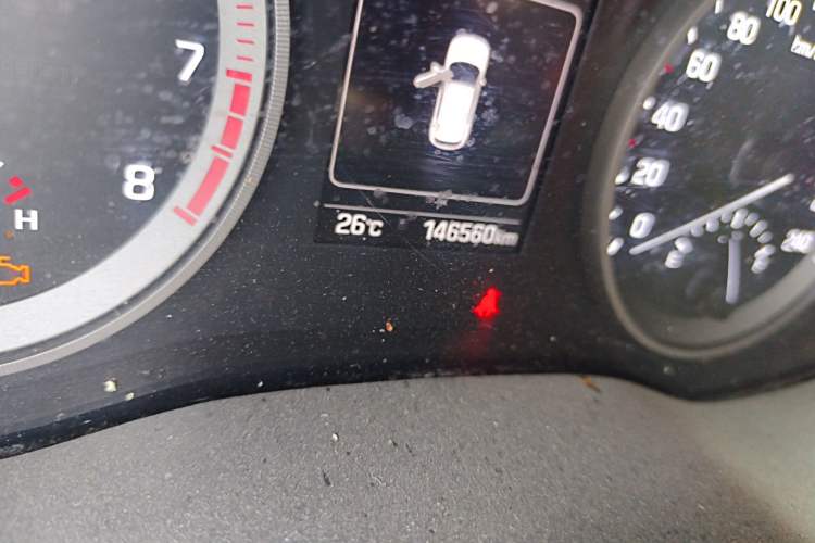 Used Hyundai Tucson 2015 1.6T Dual-Clutch Two-Wheel-Drive Smart Model Odometer Close Up