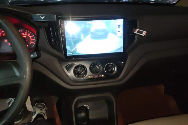 Used Wuling Hongguang V 2022 1.5L Jingqu Edition Enclosed-Window Vehicle with Electric Power Steering LAR Audio And AC Panel