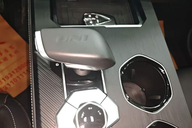 Used CHANGAN UNI-K iDD 2023 Zhidian iDD 1.5T 135km Smart & Fun Model Gear Lever