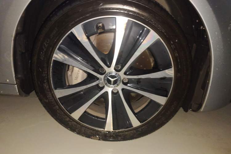 Used Mercedes-Benz E-Class New Energy 2021 E 350 e L Plug-in Hybrid Sports Sedan Right Front Wheel Hub