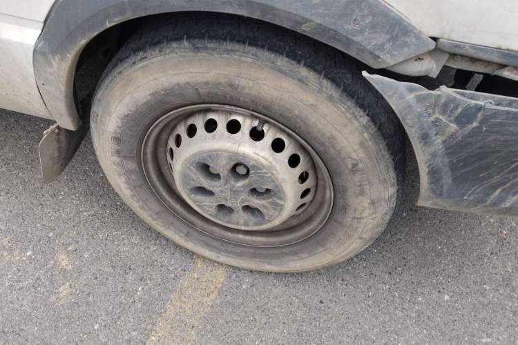 Used Iveco Daily 2020 2.5T A35 Passenger Van Single-Tire Mid-Roof Design 5-9 Seats China V Emission Standard
