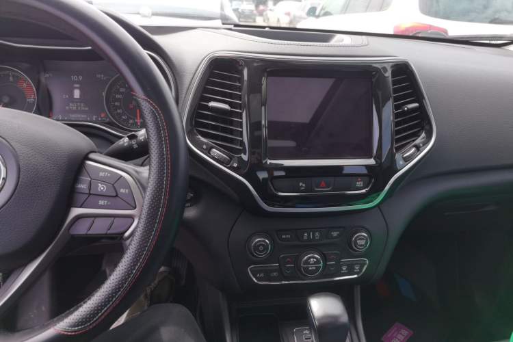 Used Jeep Cherokee 2019 2.0T Two-Wheel Drive Smart Enjoyment Version China V
