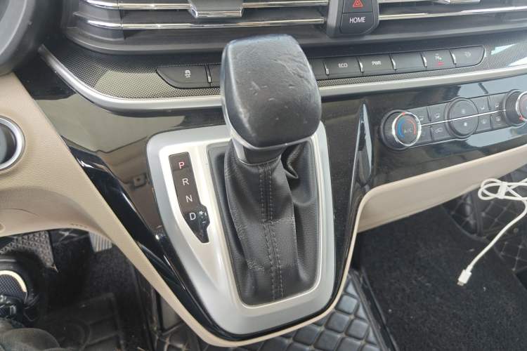 Used SAIC MAXUS V90 RV 2021 2.0T Lifestyle V90 Self-Propelled Class C RV Deluxe Version with Large Front Overhead Bed
