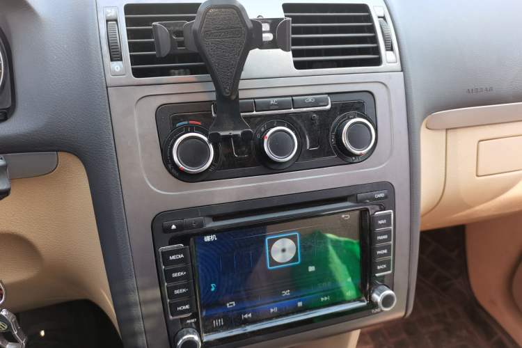 Used Volkswagen Touran 2011 1.4T Manual Zhiya Edition 5 Seats Audio And AC Panel