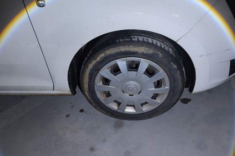 Used Skoda Rapid Spaceback 2016 Revised Version 1.6L Manual Front-Drive Edition Right Front Wheel Hub