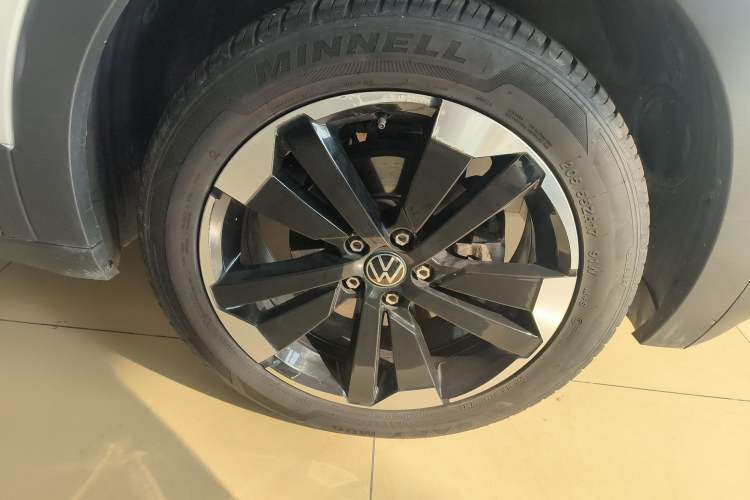 Used Volkswagen Tacqua 2023 200TSI DSG Joy-Connect Edition Right Front Wheel Hub