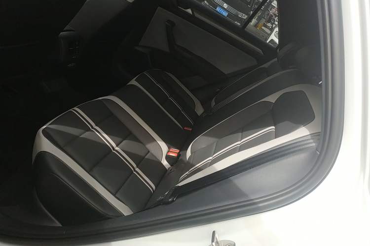 Used Volkswagen T-ROC 2023 300TSI DSG Two-Wheel-Drive Chen Guang Edition Left Rear Seat