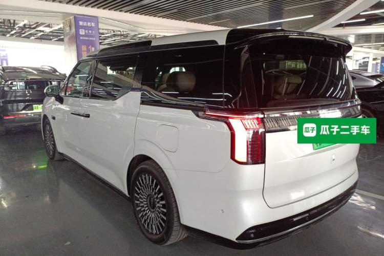 Used Zeekr 009 2024 Six-Seat Executive Version 4WD 108 kWh Exterior 3