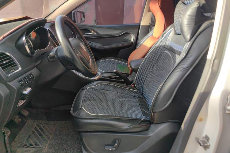 Used Baojun 560 2015 1.8L manual luxury version
