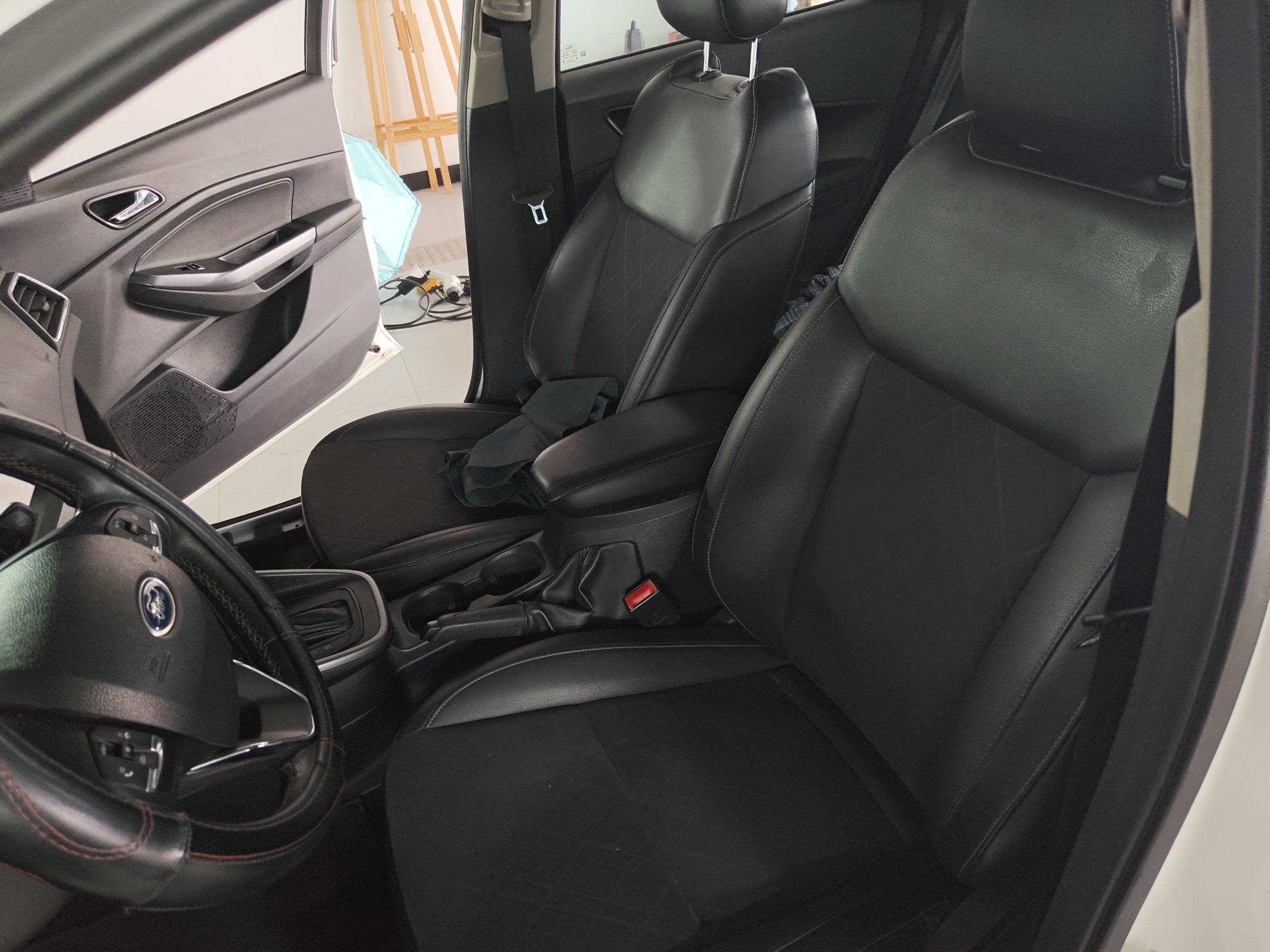 Переднее сиденье в автомобиле