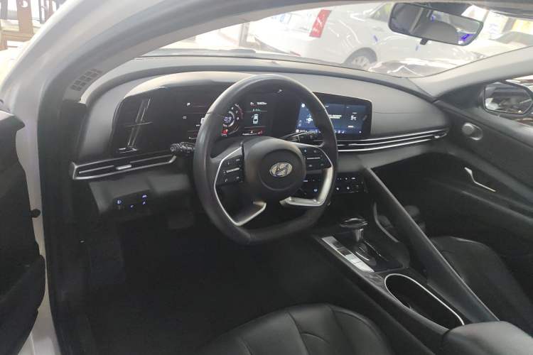 Used Hyundai Elantra 2022 1.5L CVT LUX Prestige Edition
