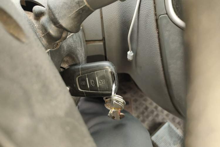 Used SAIC MAXUS Xintu V80 2019 2.5T Classic Model 6-Speed Manual Aotong Long Wheelbase Mid-Height 7-Seater