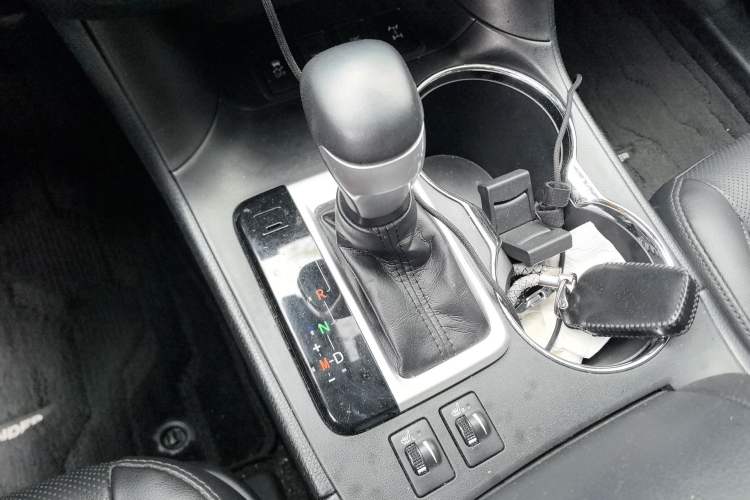 Used Toyota Highlander 2018 2.0T Four-Wheel Drive Luxury Edition 7 Seats China V Emission Standard Gear Lever