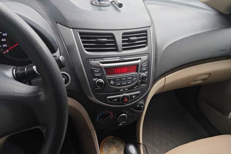 Used Hyundai Verna (older generation) 2014 1.4L Automatic Leading-Edge GLX Audio And AC Panel