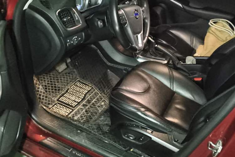 Used Volvo V40 2016 T3 Zhiyi Edition