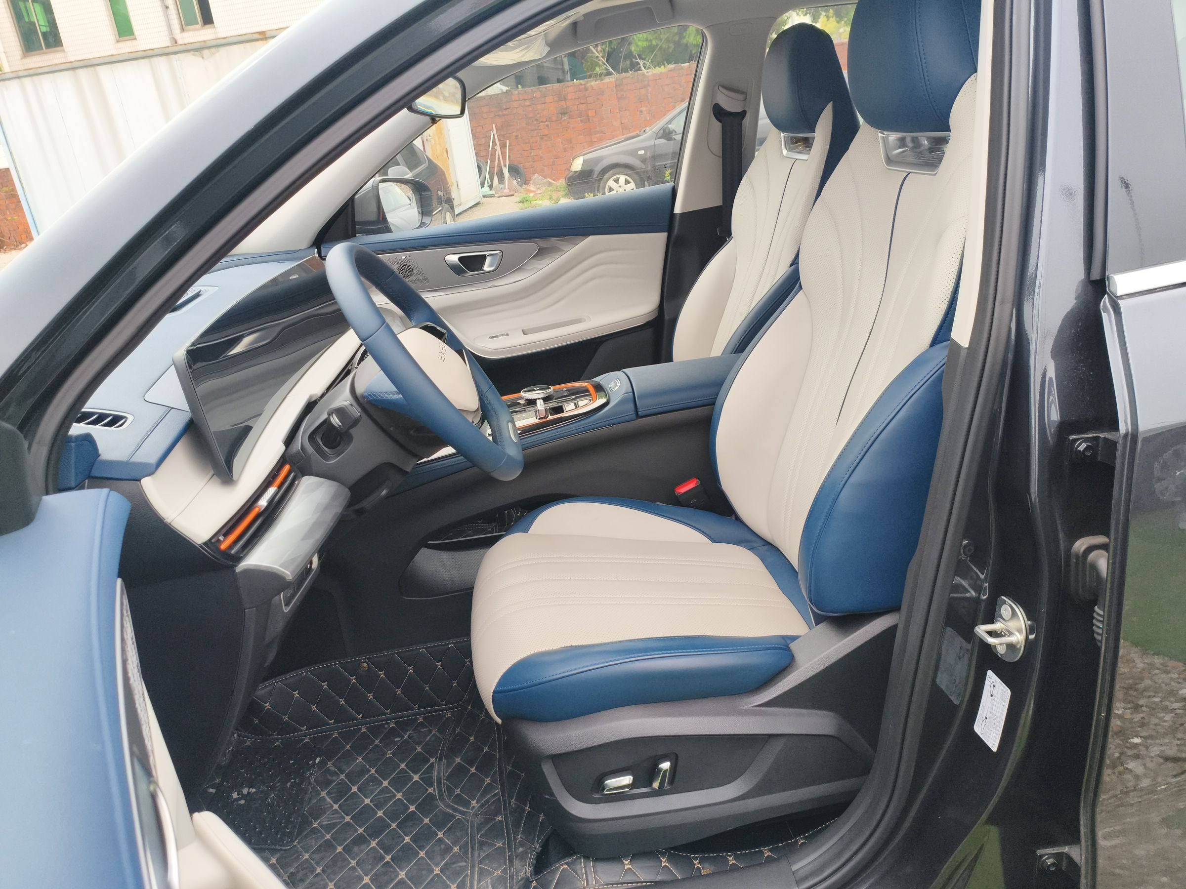 المقاعد الأمامية داخل السيارة