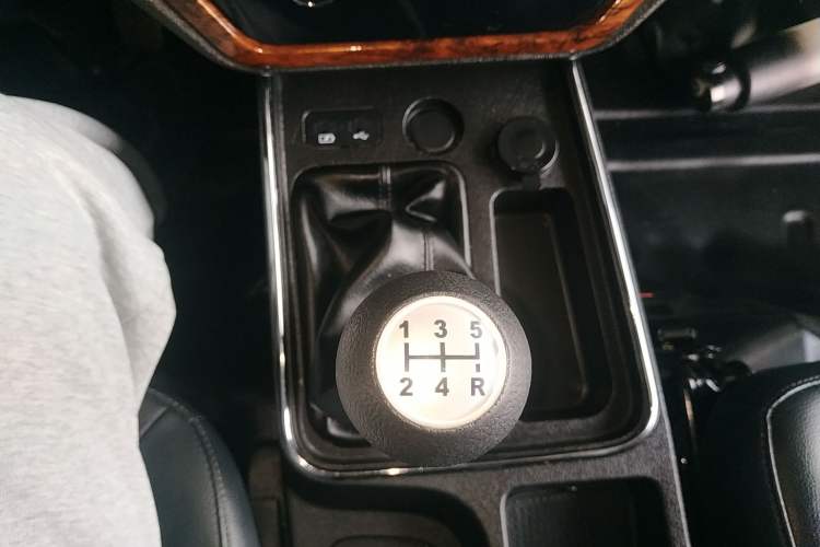 Used Kuayue Kuayue Zhe D5 2021 1.6L Standard Edition Double-Cab Flatbed with Dual Rear Wheels 3050mm Cargo Bed DAM16KL
