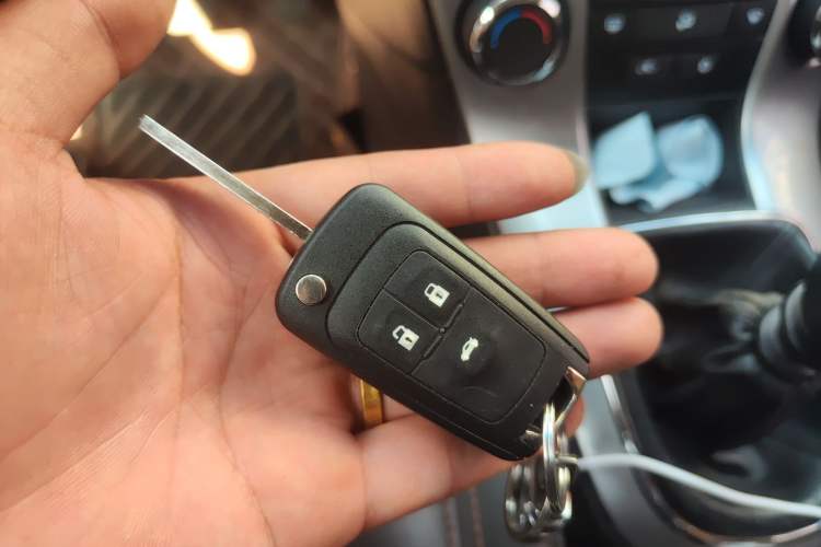 Used Chevrolet Cruze 2013 Hatchback 1.6L Manual Luxury Model Vehicle Key