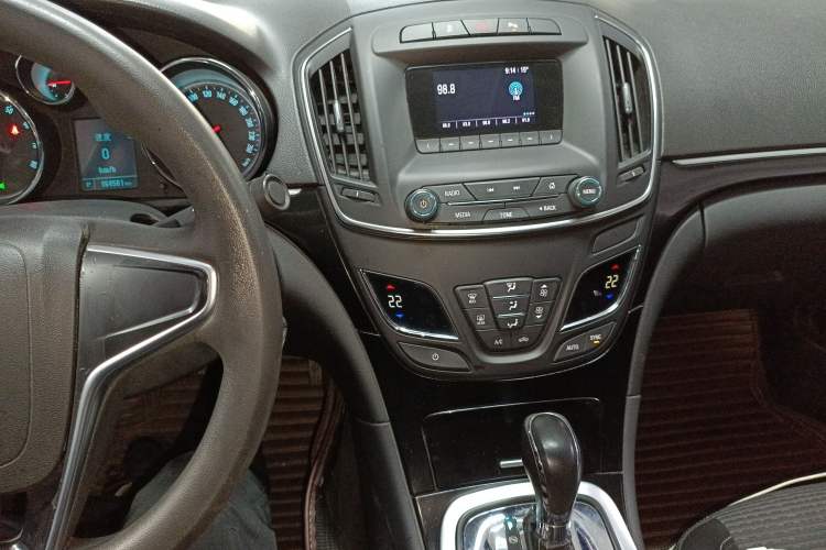 Used Buick Regal 2015 1.6T Leading Technology Model Audio And AC Panel