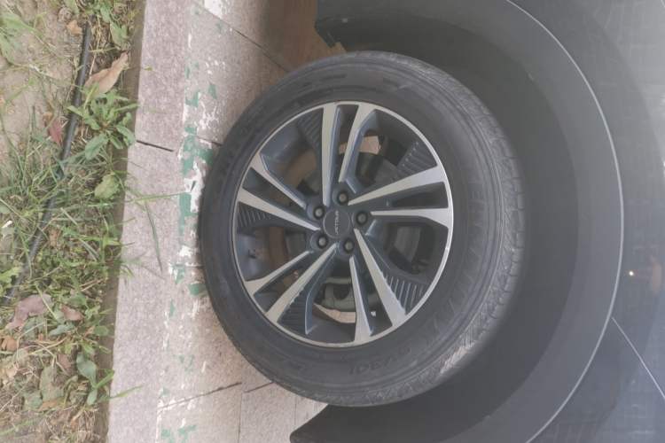 Used JETOUR X70 2021 1.5T DCT Exclusive II Version 7 Seats Right Front Wheel Hub