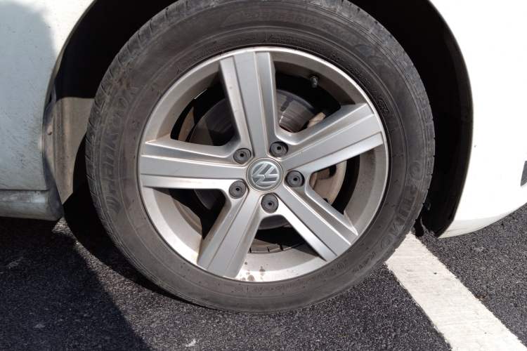 Used Volkswagen Golf 2016 230TSI Automatic Comfort Version Right Front Wheel Hub