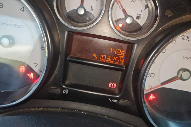 Used Peugeot 308 2014 Enjoy Edition Classic 1.6L Manual YouShang Model Odometer Close Up