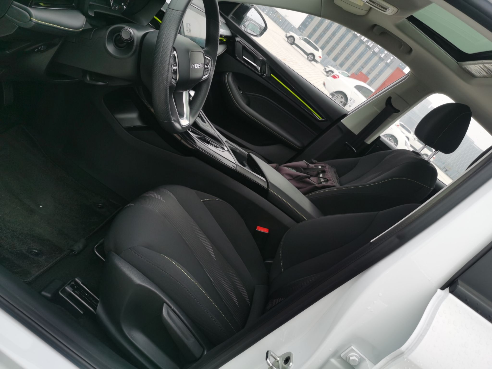 المقاعد الأمامية داخل السيارة