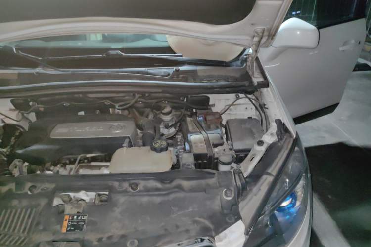 Used Buick Encore 2015 1.4T Automatic Two-Wheel Drive Urban Elite Version Engine Bay Left