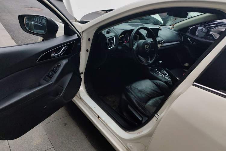 Used Mazda 3 Axela 2014 Sedan 1.5L Automatic Luxury Model