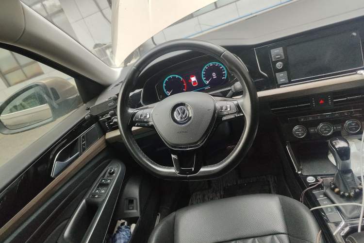 Used Volkswagen Passat 2019 330TSI Luxury Edition China VI Standard
